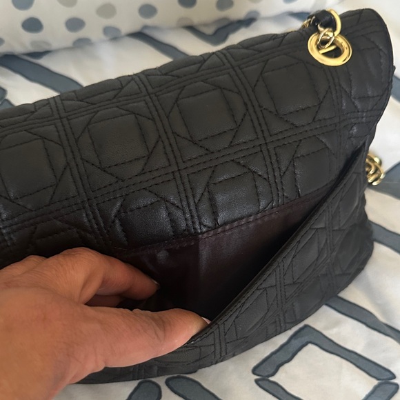 Elegant Black Quilted Shoulder Bag - Picture 6 of 8